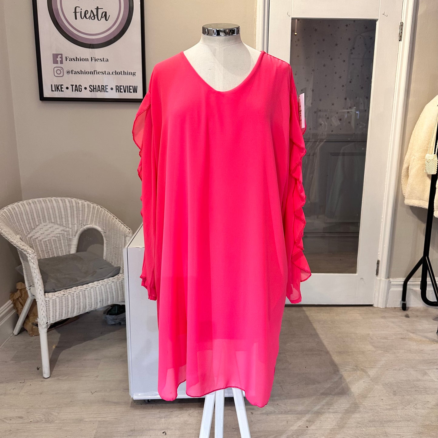 1522 - FRILL EDGE V NECK LONG TOP