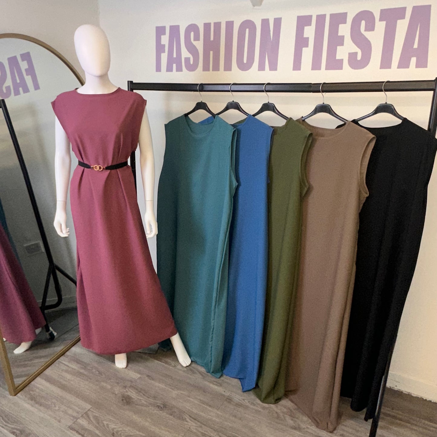 1908 - Sleeveless Round Neck Dress
