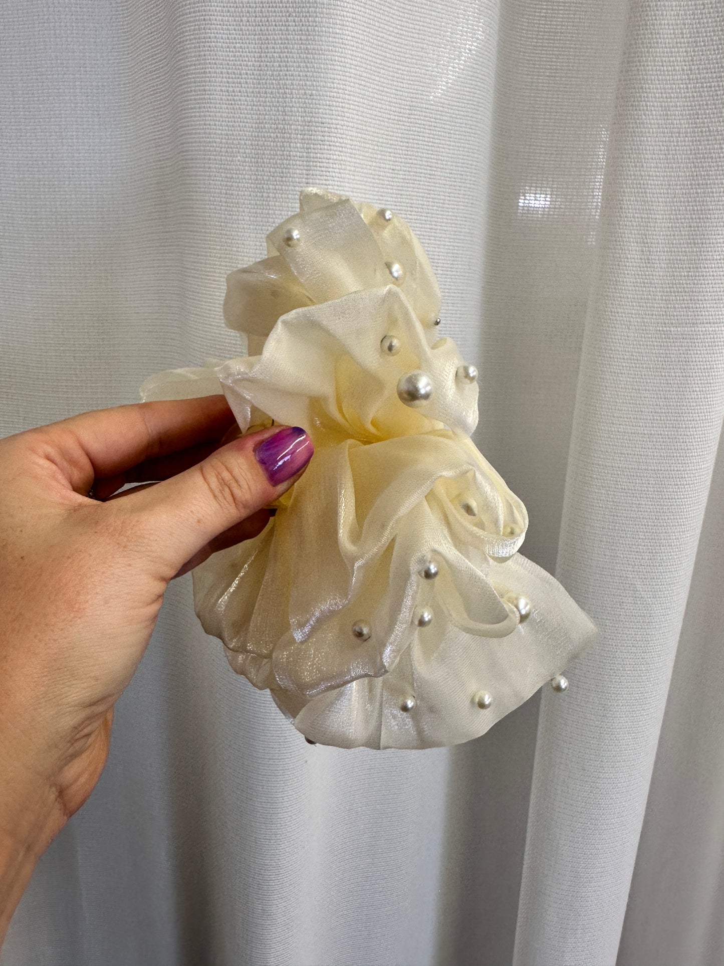 A119 - pearl Champagne Claw Clip