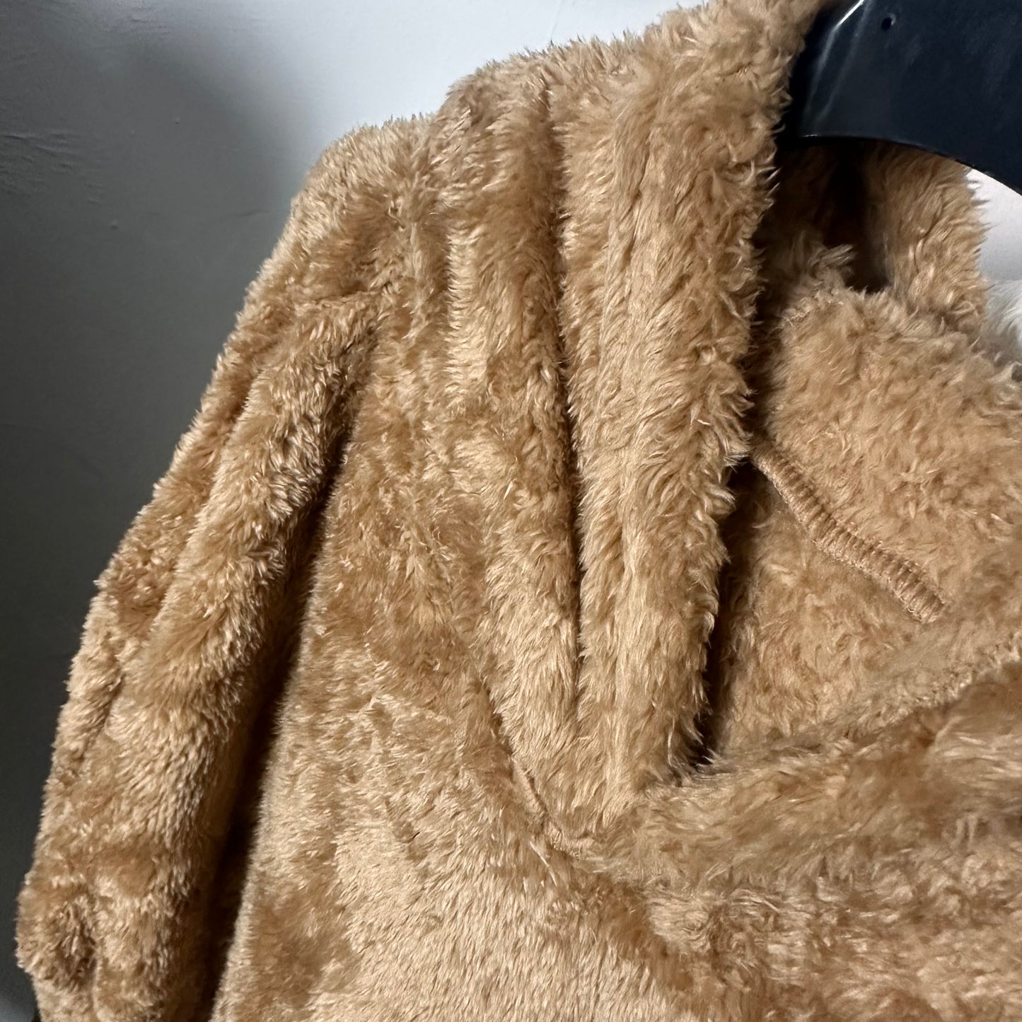 1901 - Fluffy Hoodie