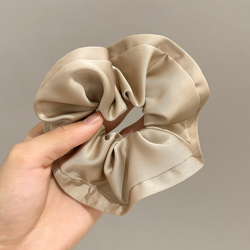A054 - Bold Edge Scrunchie