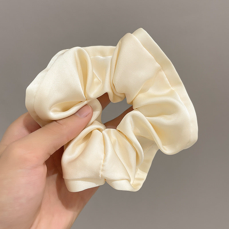 A054 - Bold Edge Scrunchie