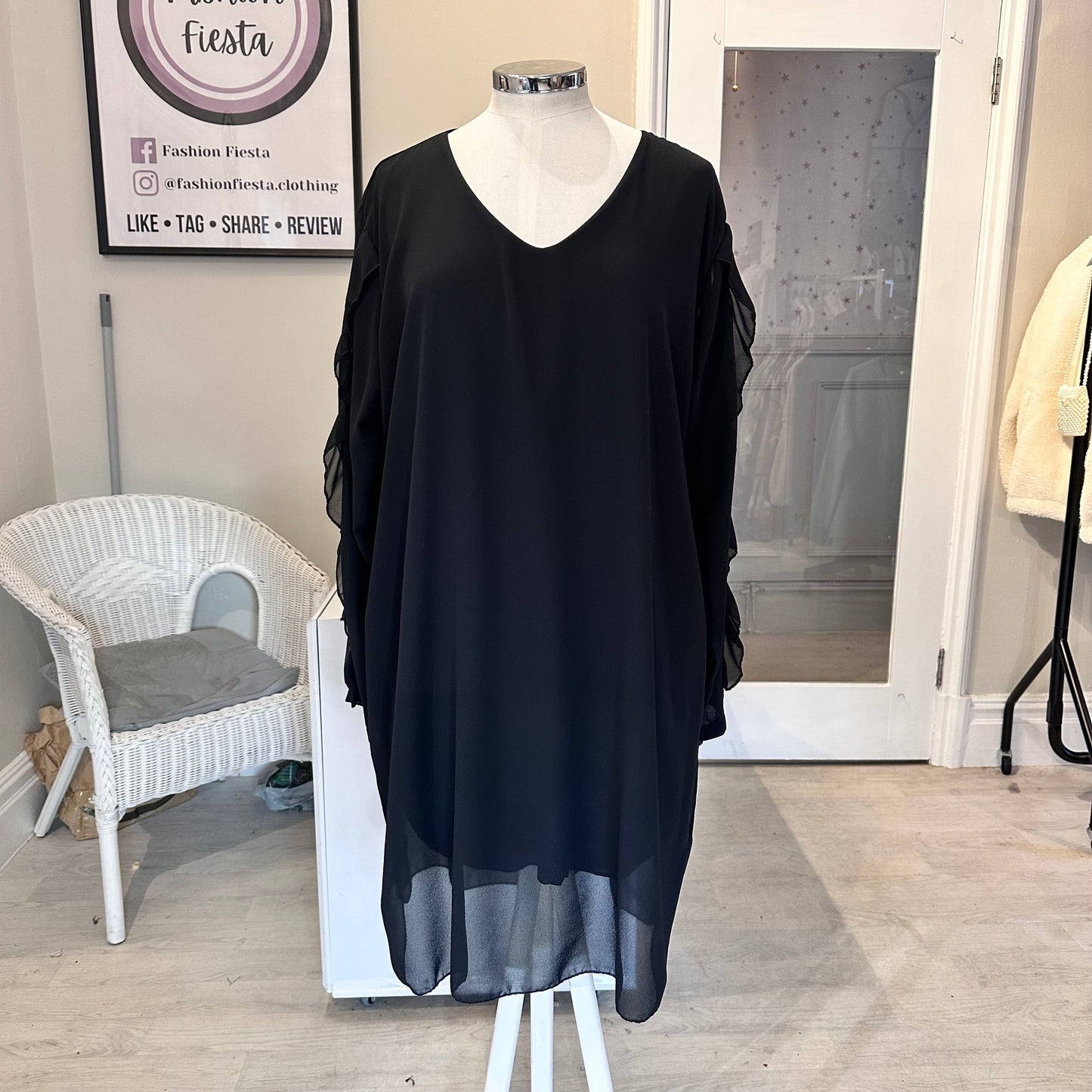 1522 - FRILL EDGE V NECK LONG TOP