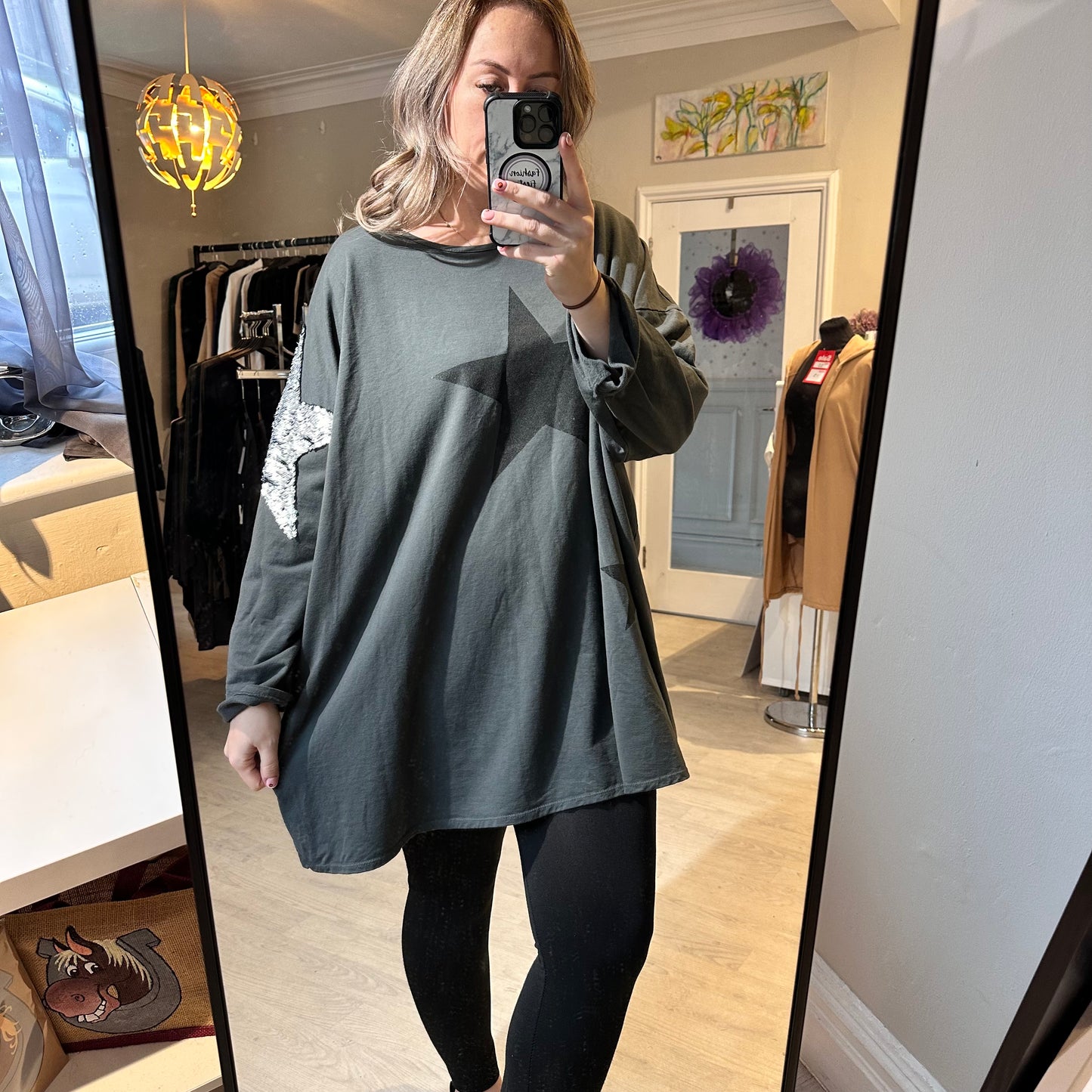 1431 - OVERSIZED STAR SWEATSHIRT