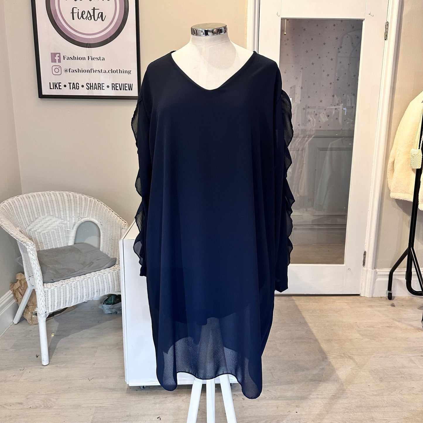 1522 - FRILL EDGE V NECK LONG TOP