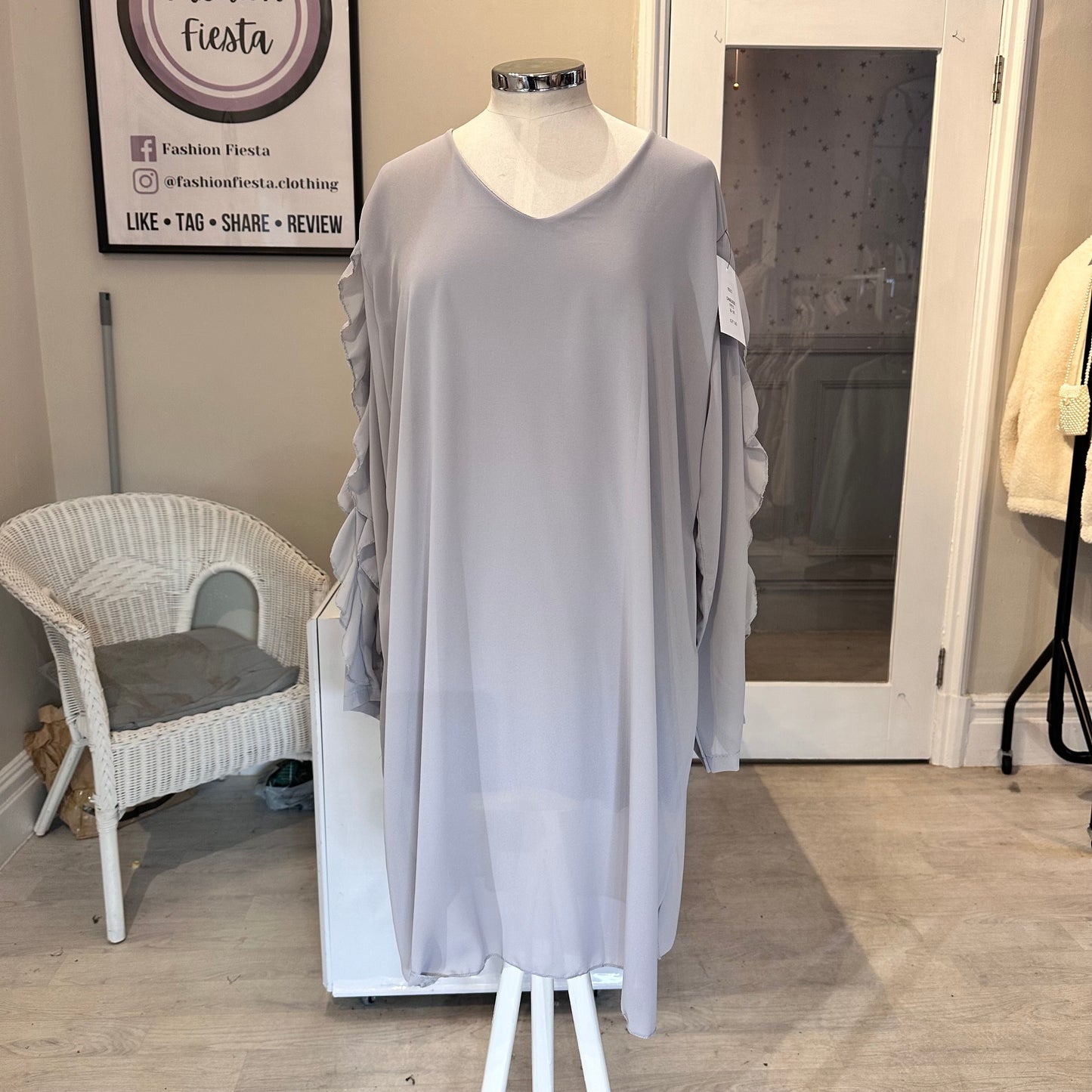1522 - FRILL EDGE V NECK LONG TOP