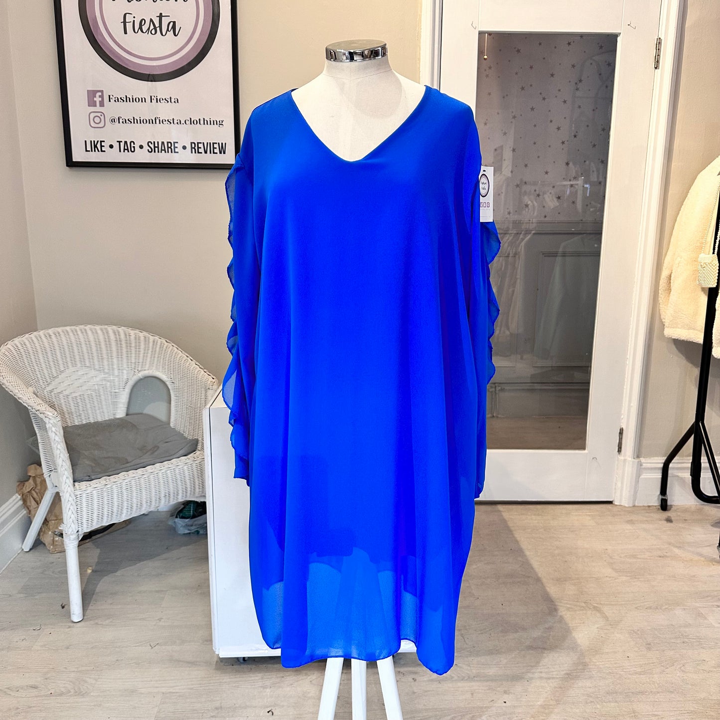 1522 - FRILL EDGE V NECK LONG TOP