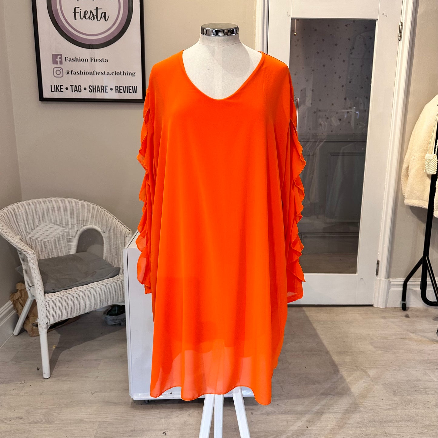1522 - FRILL EDGE V NECK LONG TOP