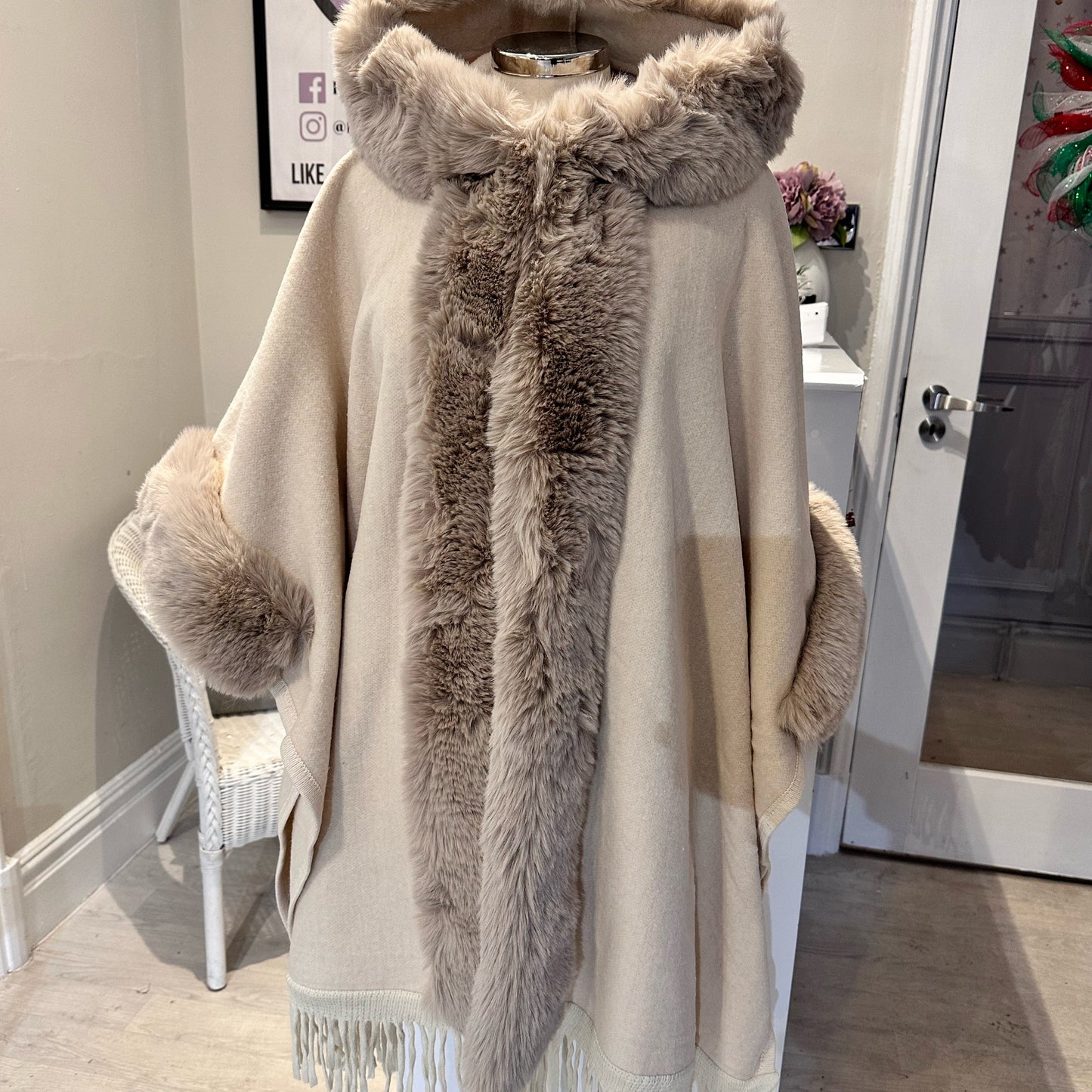 1448 - FUR EDGE TASSLE BOTTOM PONCHO