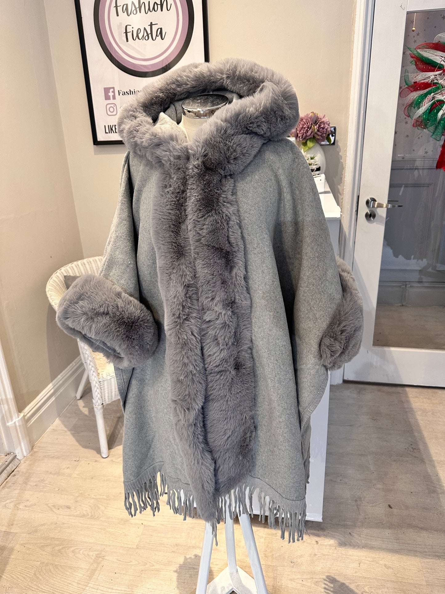 1448 - FUR EDGE TASSLE BOTTOM PONCHO