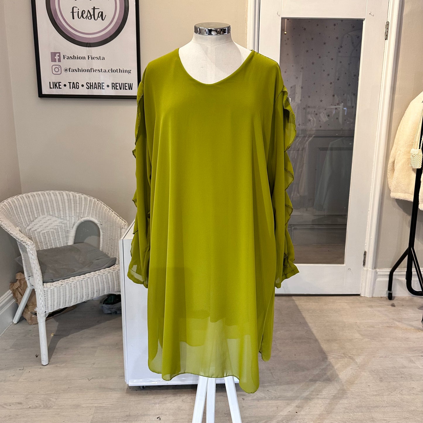1522 - FRILL EDGE V NECK LONG TOP