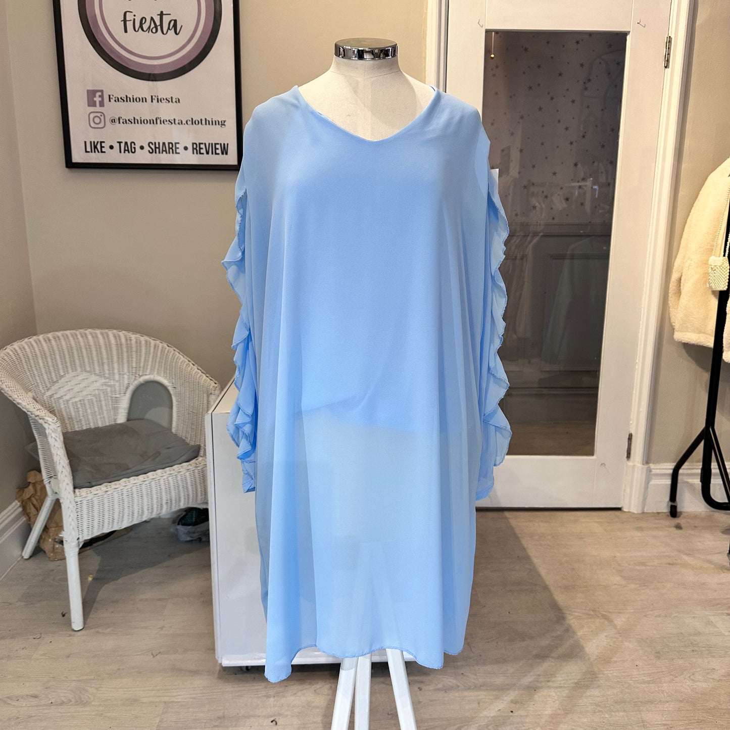 1522 - FRILL EDGE V NECK LONG TOP
