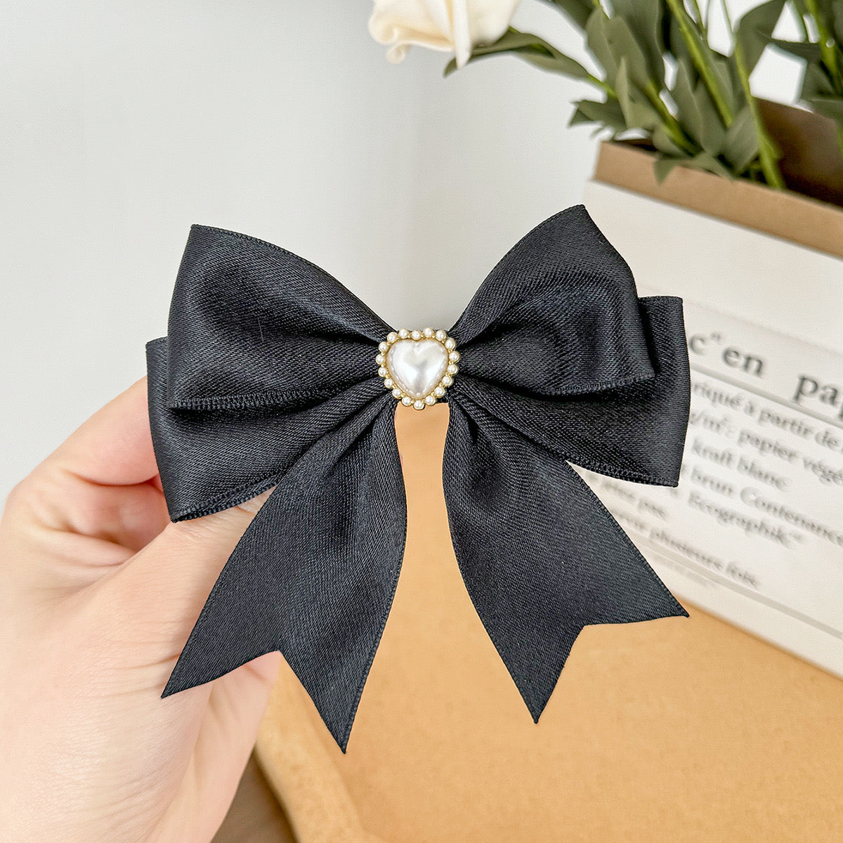 A099 - Pearl Heart Detail Hair Bow