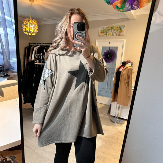 1431 - OVERSIZED STAR SWEATSHIRT