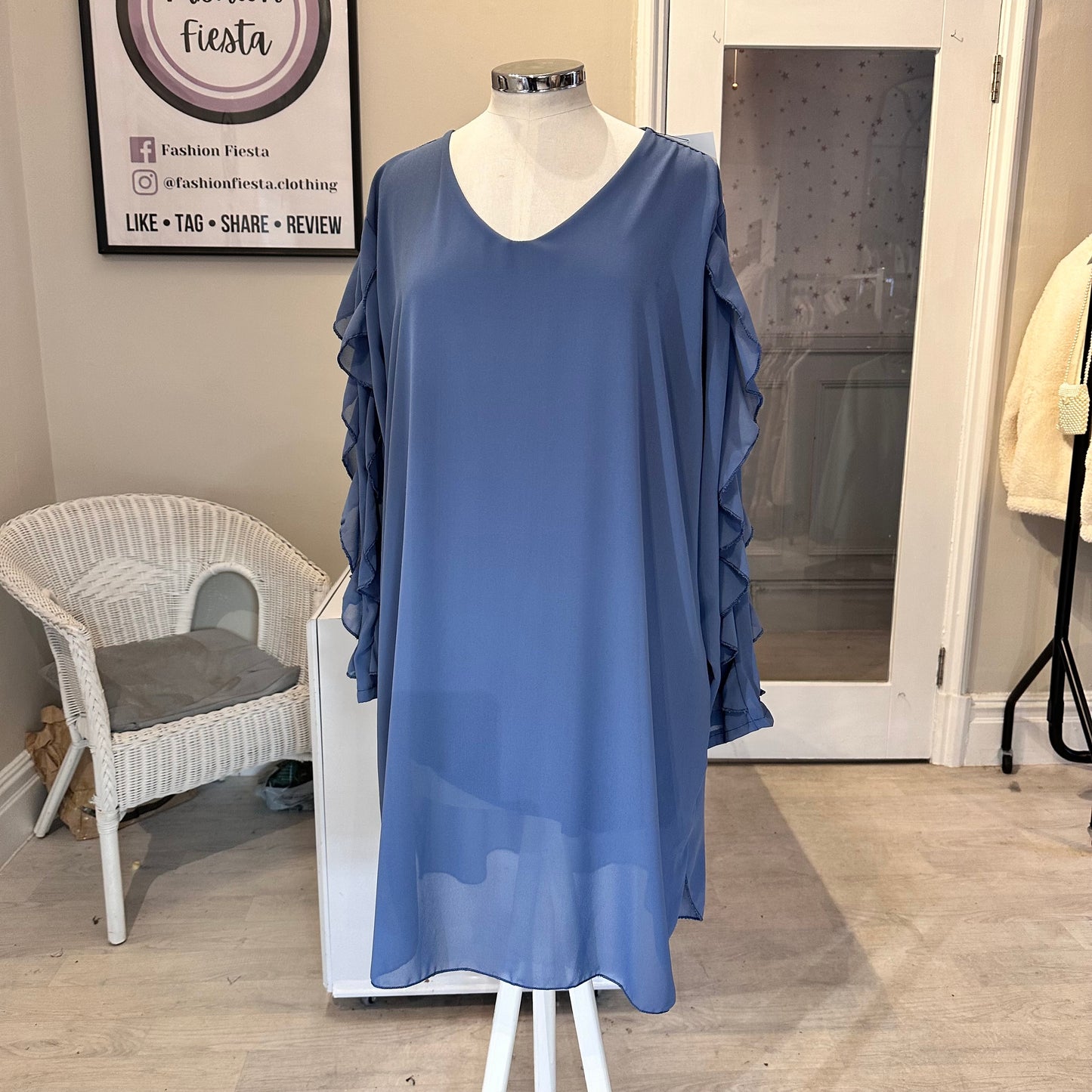 1522 - FRILL EDGE V NECK LONG TOP