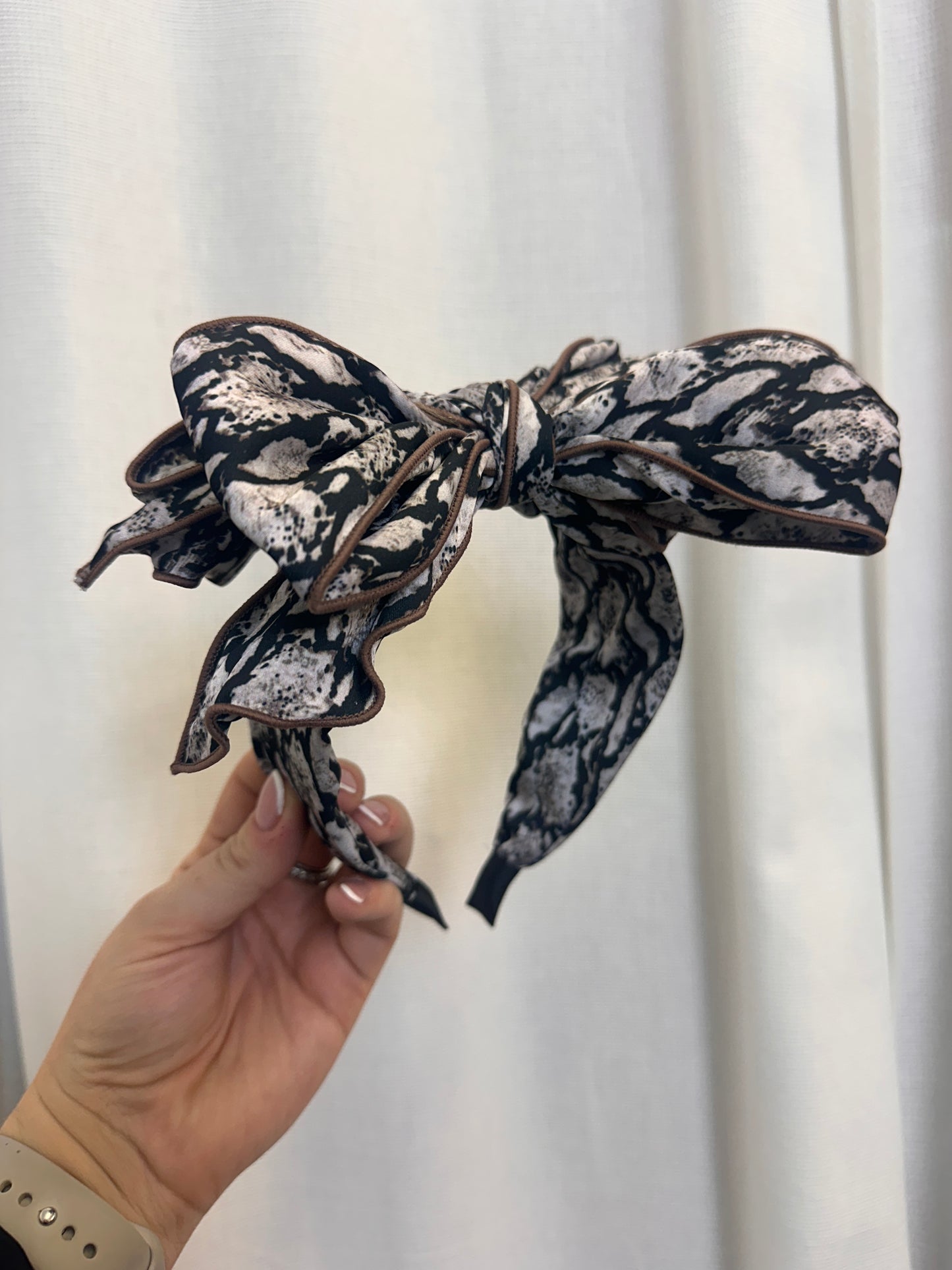 A130 - Black & White Snake Print Double Bow Headband