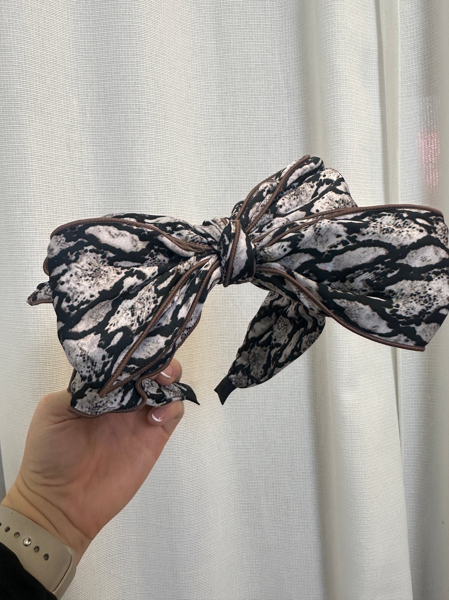 A130 - Black & White Snake Print Double Bow Headband