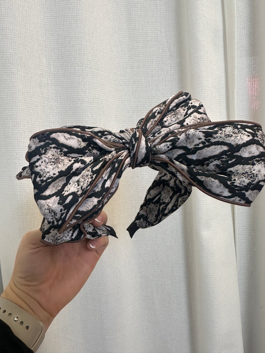 A130 - Black & White Snake Print Double Bow Headband