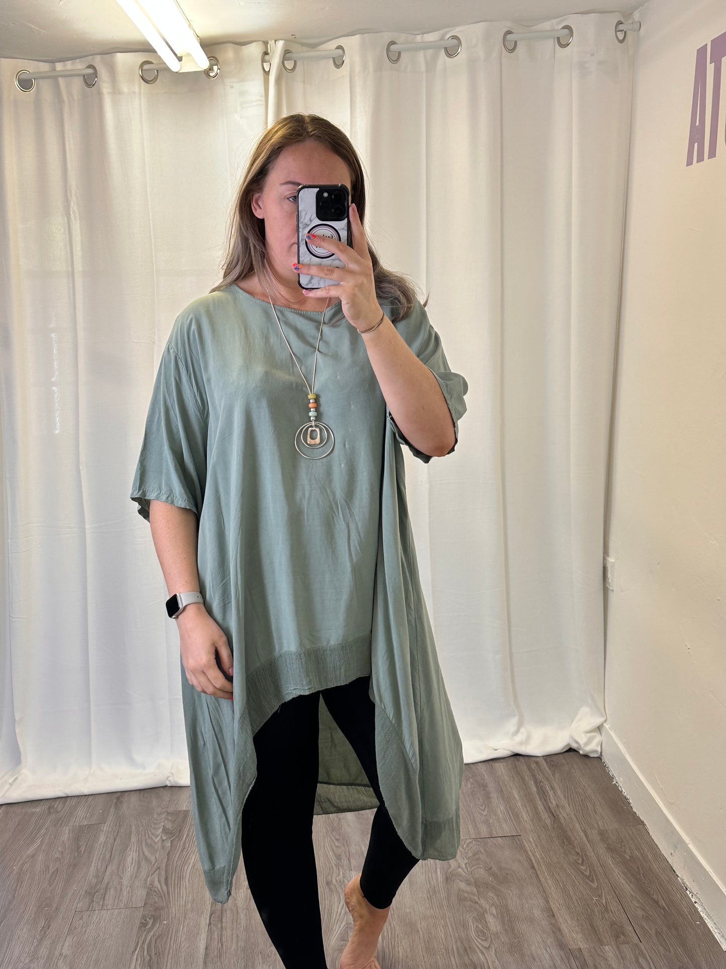 1696 - Oversized Top with Necklace