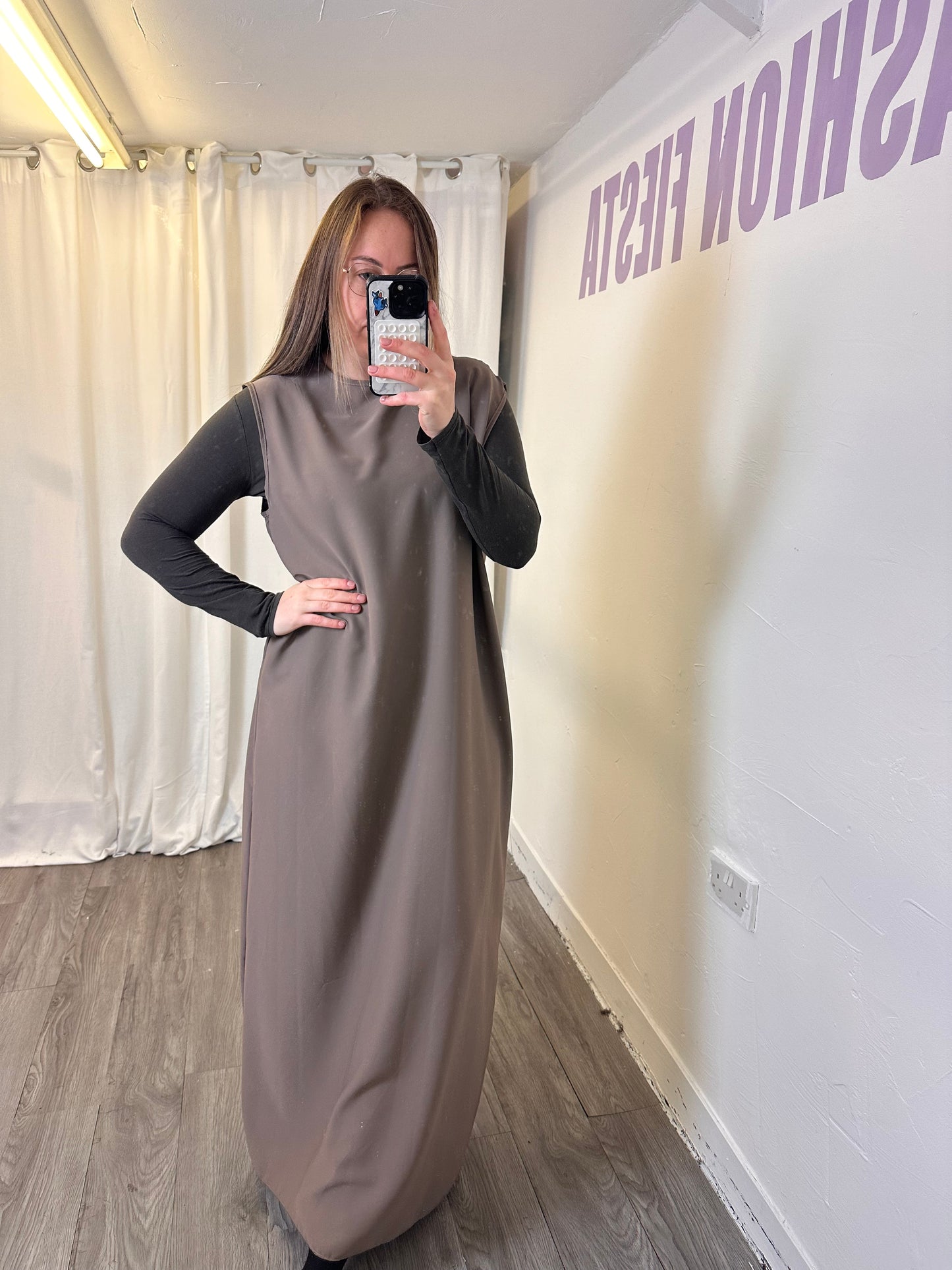 1908 - Sleeveless Round Neck Dress