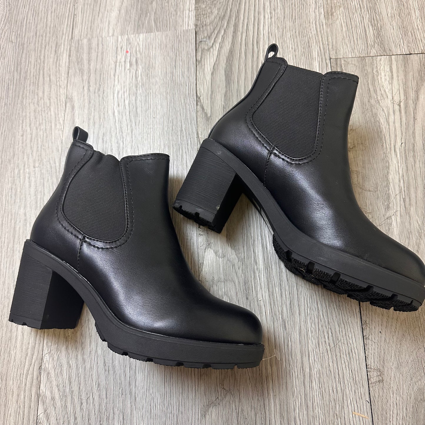 S1028 - Heeled Boot