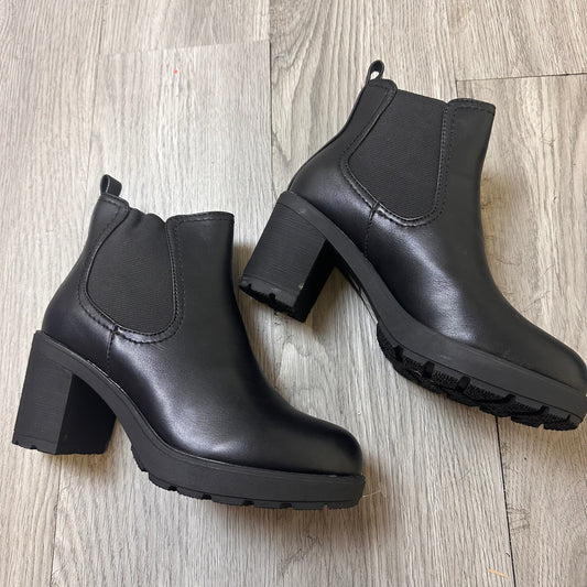 S1028 - Heeled Boot