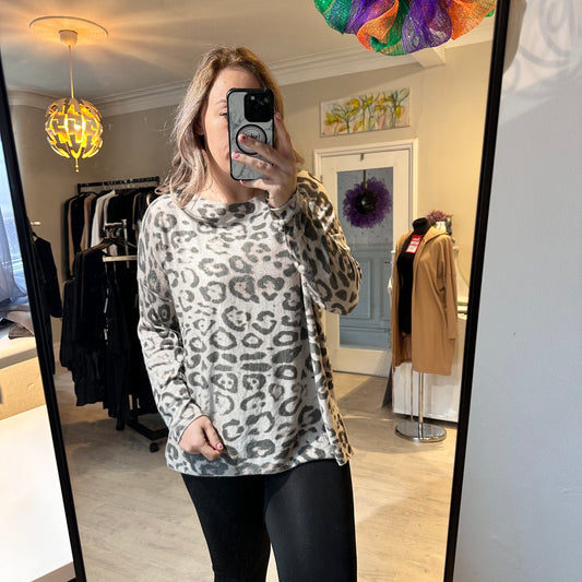 1424 - SOFT KNIT LEOPARD TOP