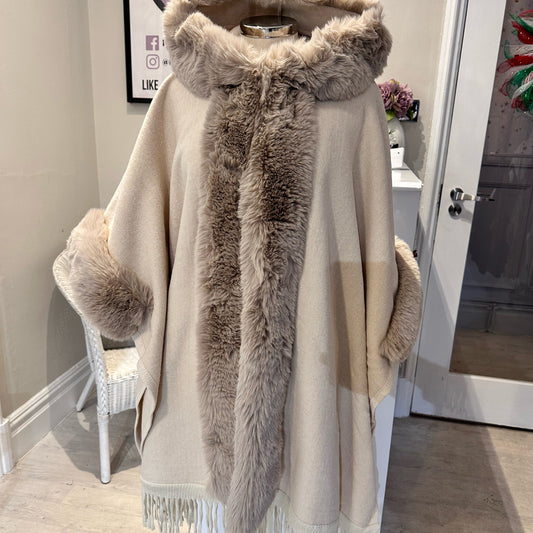 1448 - FUR EDGE TASSLE BOTTOM PONCHO