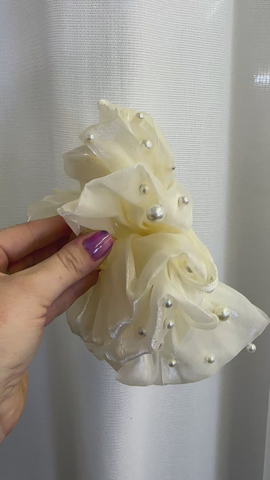 A119 - pearl Champagne Claw Clip